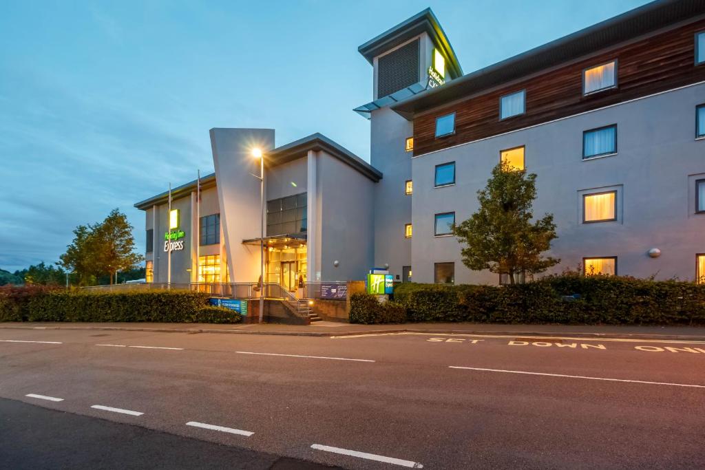 Holiday Inn Express Walsall M6, J10