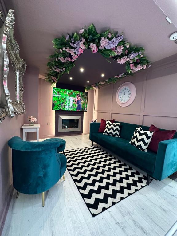 The Ultimate Hen Suite with Bar & Makeup Room