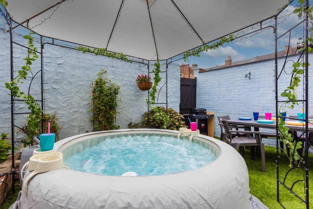 Home in Anfield+Hot Tub+Free Parking Sleeps 11