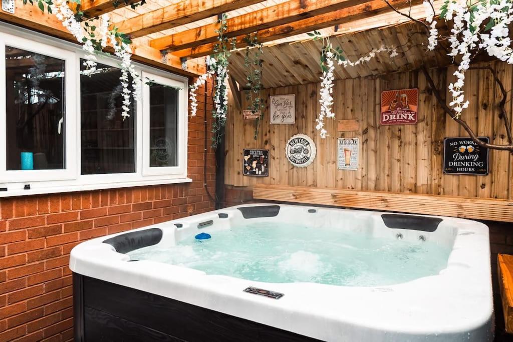 Lovely 2-BR House in Liverpool with Hot Tub