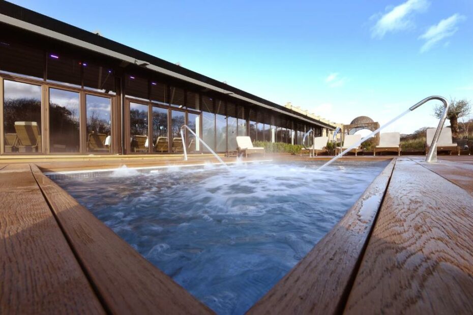 Top Durham Hotels with Hot Tubs
