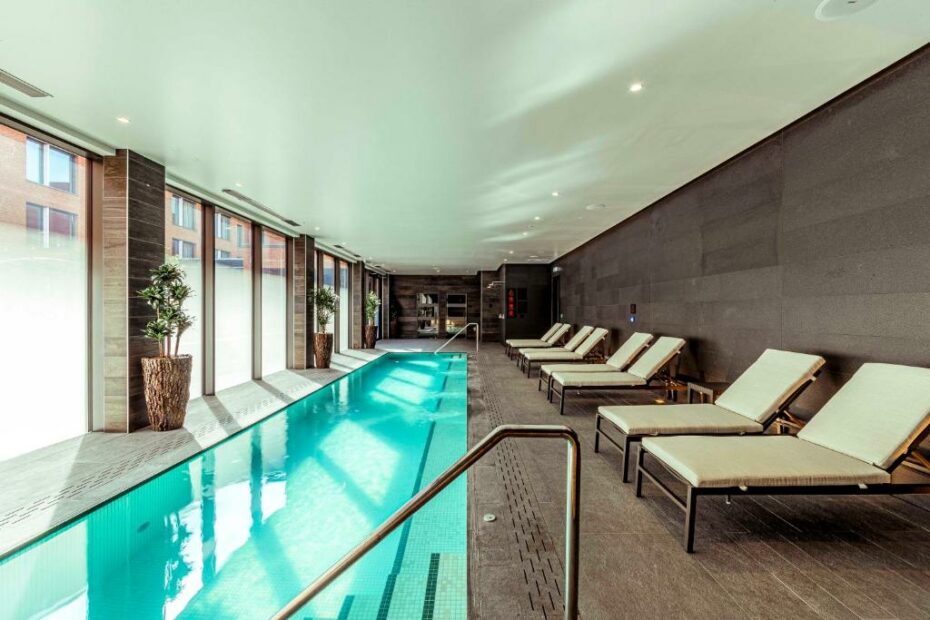 Top Cambridge Hotels with Pools