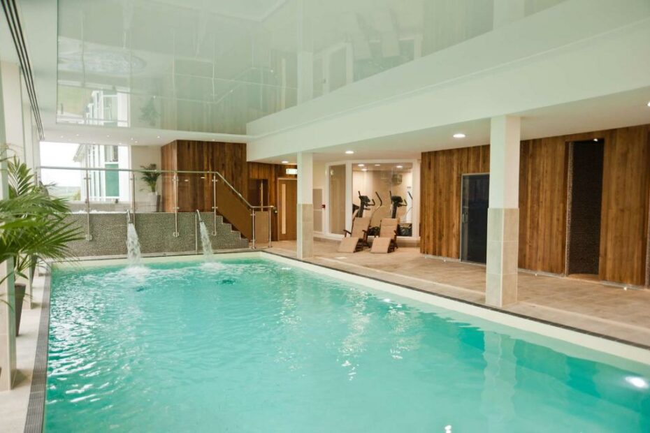 Top Dartmouth Hotels with Pools
