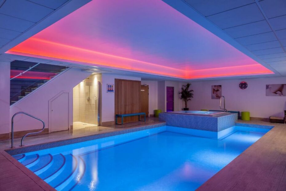Top Essex Hotels with Pools