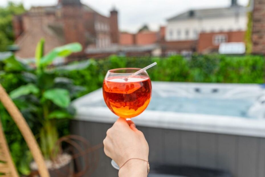 Top Hotels in York with Hot Tubs in Room