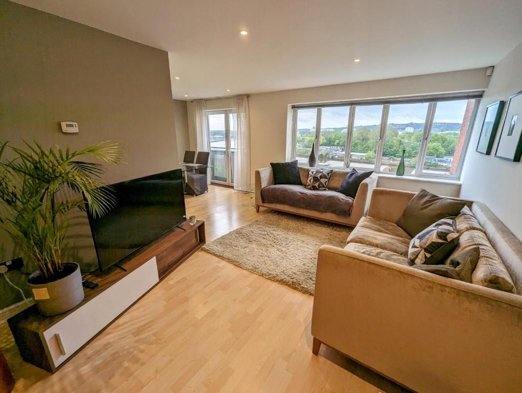 Quayside apartment with riverside views & parking