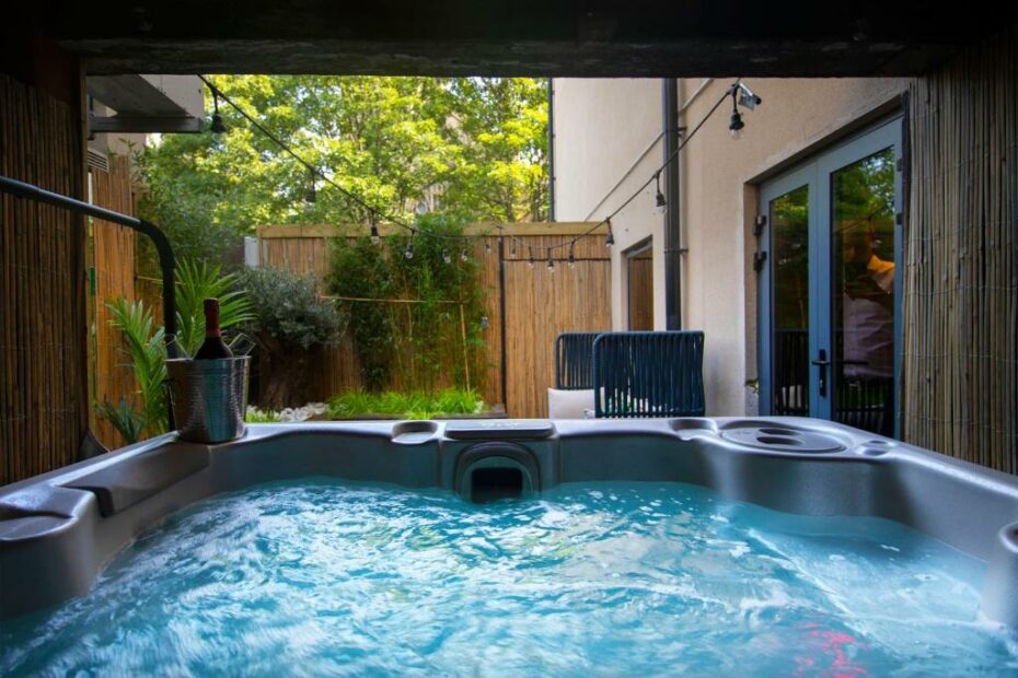 Top Hotels in Leeds with Hot Tubs/Jacuzzis in Room