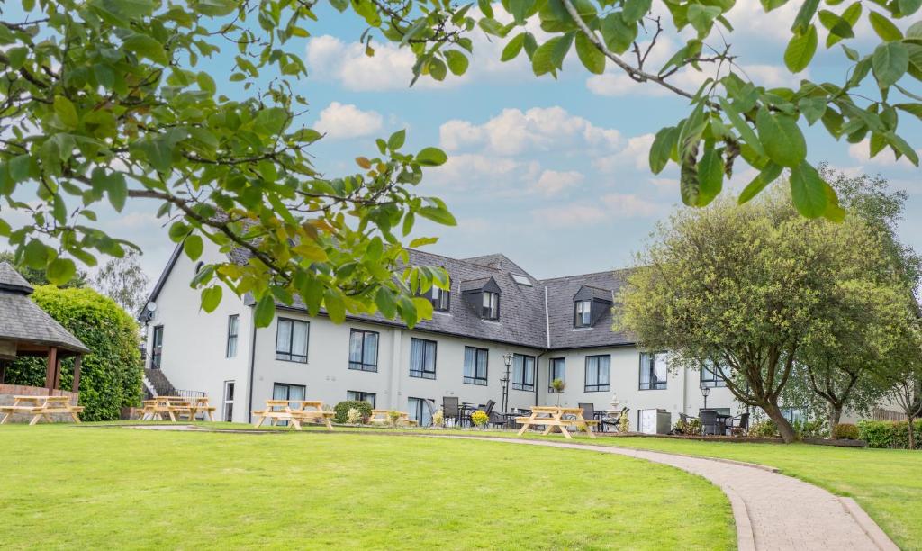 Hotels near Inis Cealtra (Holy Island, Lough Derg)