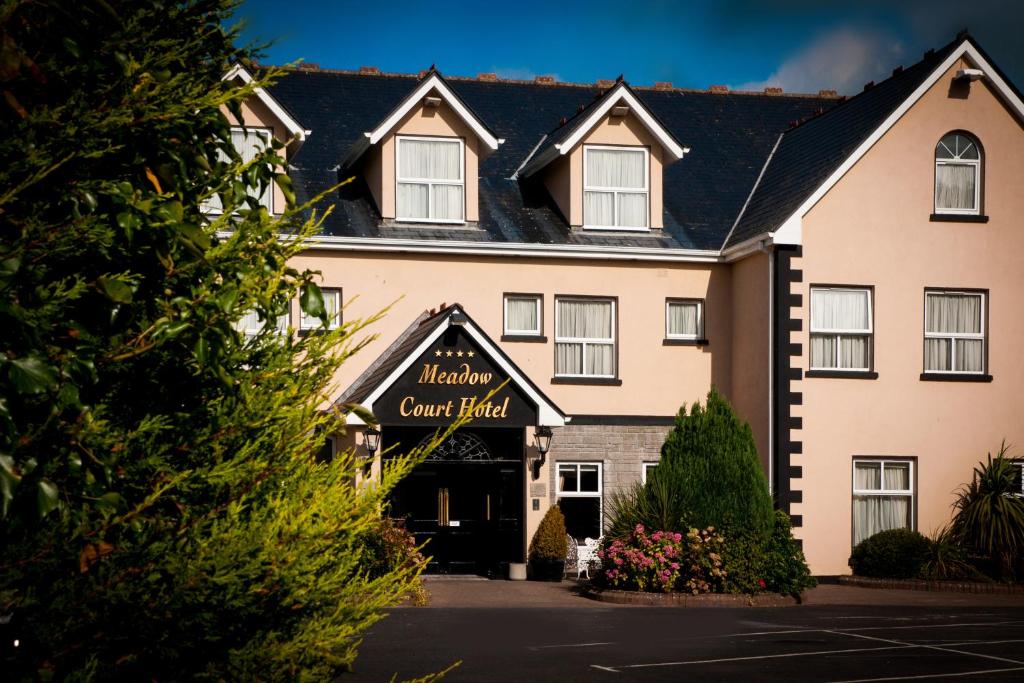 Hotels near Cloghan Castle