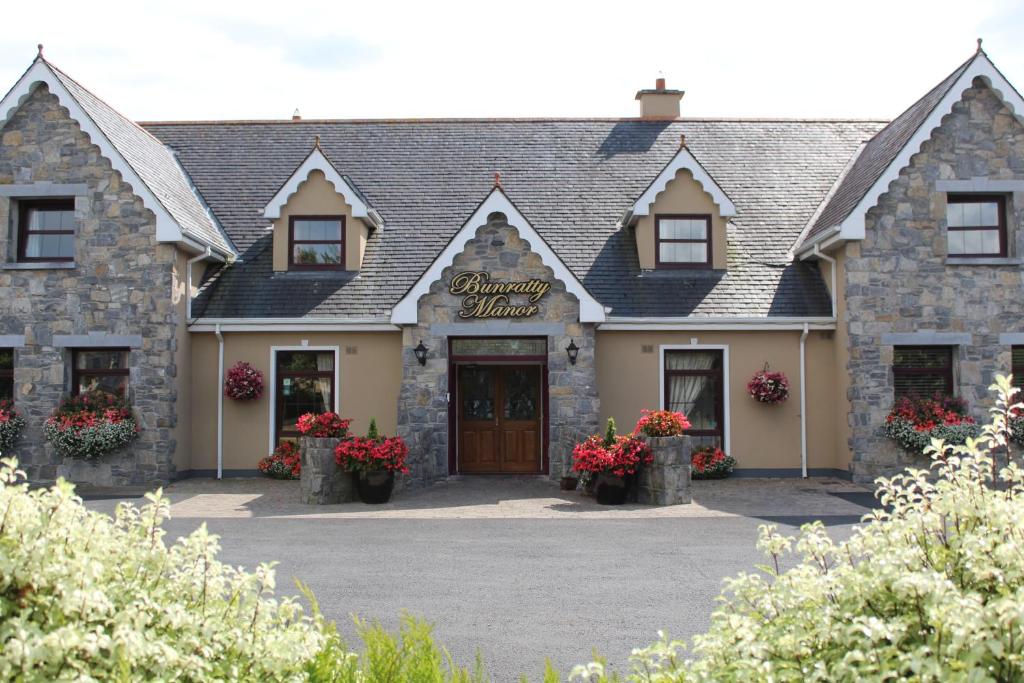 Hotels near Dromore Castle