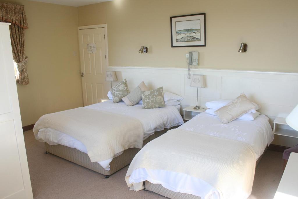 Hotels near Roundstone Village