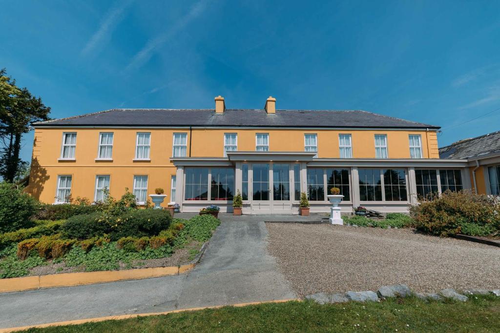 Hotels near Kilfenora (Gateway to the Burren, Kilfenora Cathedral & Crosses)